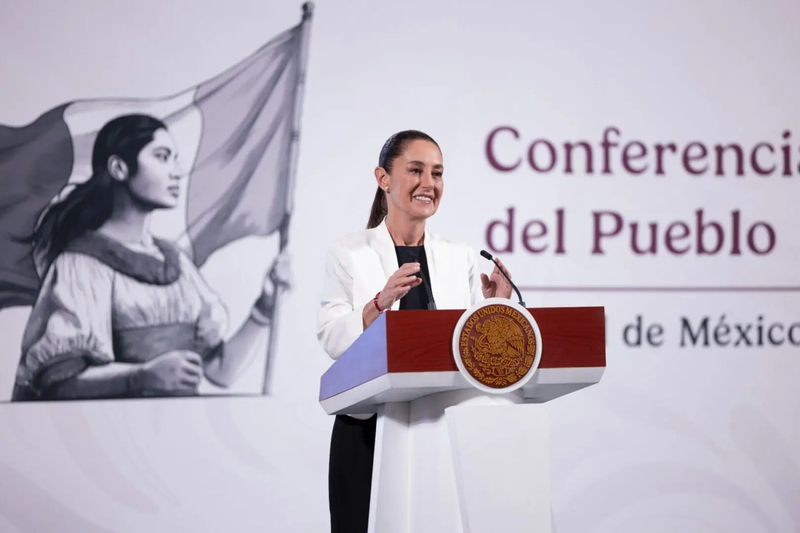 Speaker at podium during conference in Mexico.