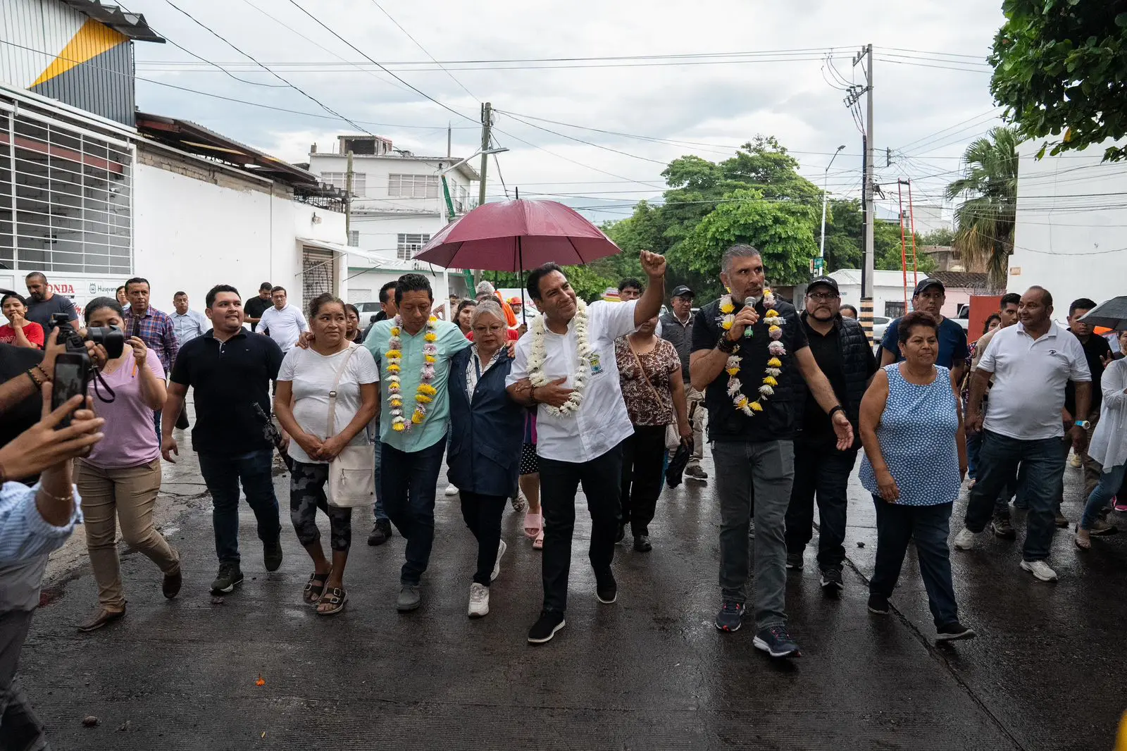 Eduardo Ramírez y Ángel Torres recorren colonias de Tuxtla Gutiérrez durante el arranque del proyecto de alumbrado público.