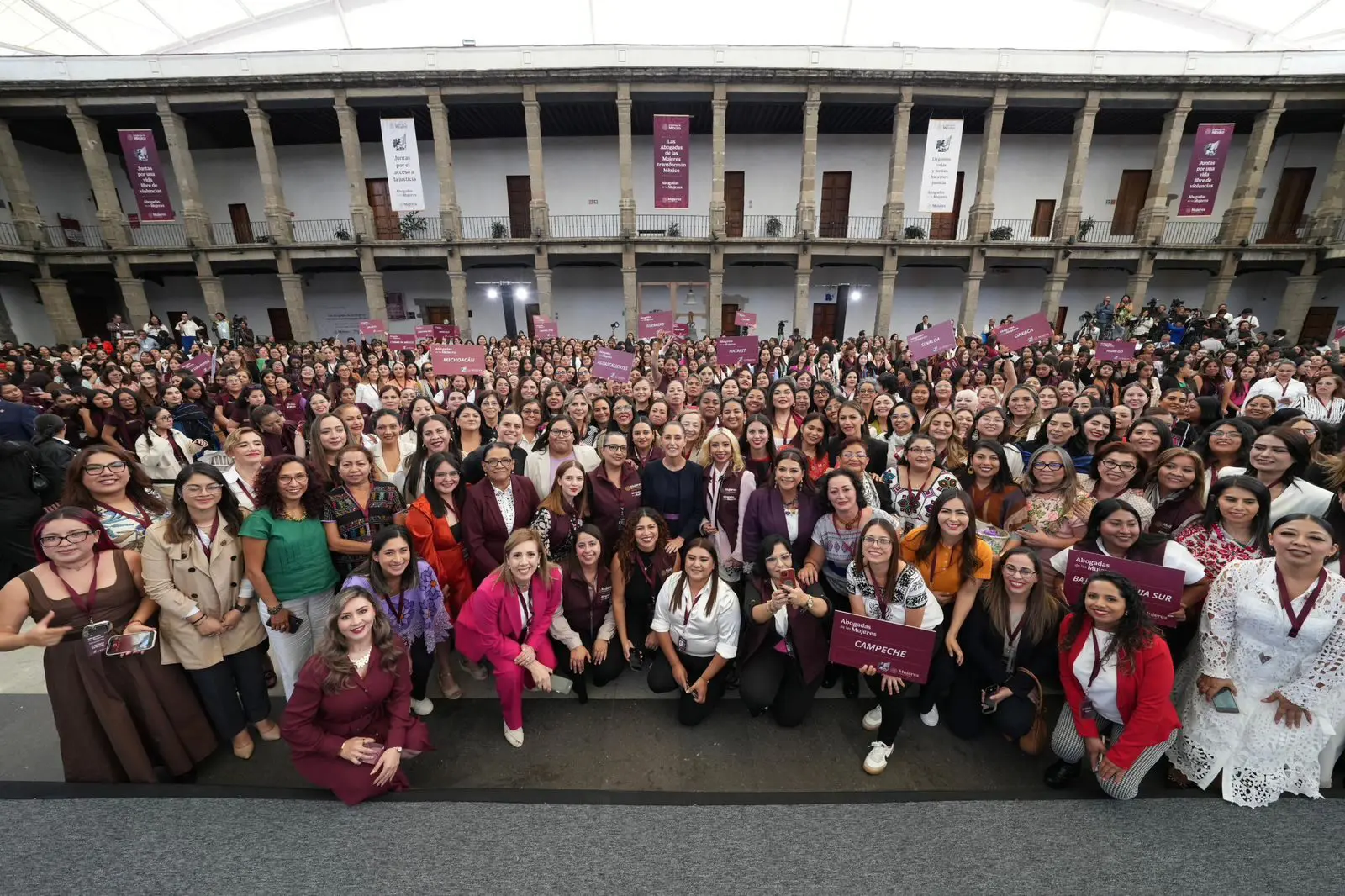 Claudia Sheinbaum con la red de Abogadas de las Mujeres en la Ciudad de México.
