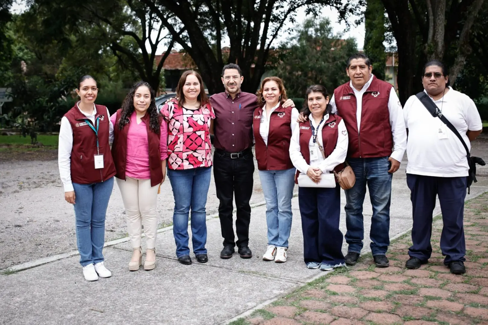 Martí Batres con equipo del ISSSTE durante entrega de constancias FOVISSSTE en Morelos