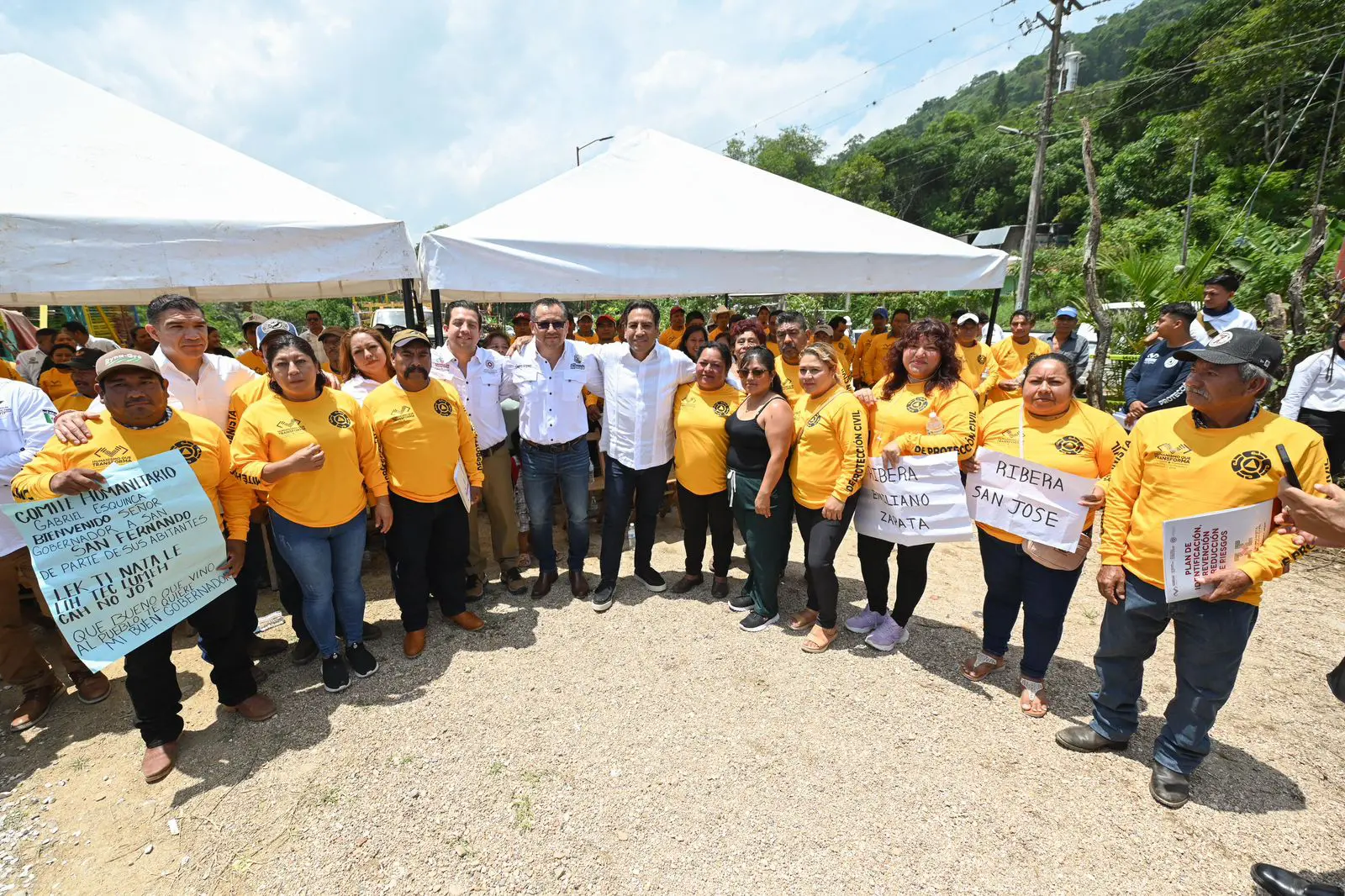Eduardo Ramírez con habitantes de San Fernando durante gira de trabajo