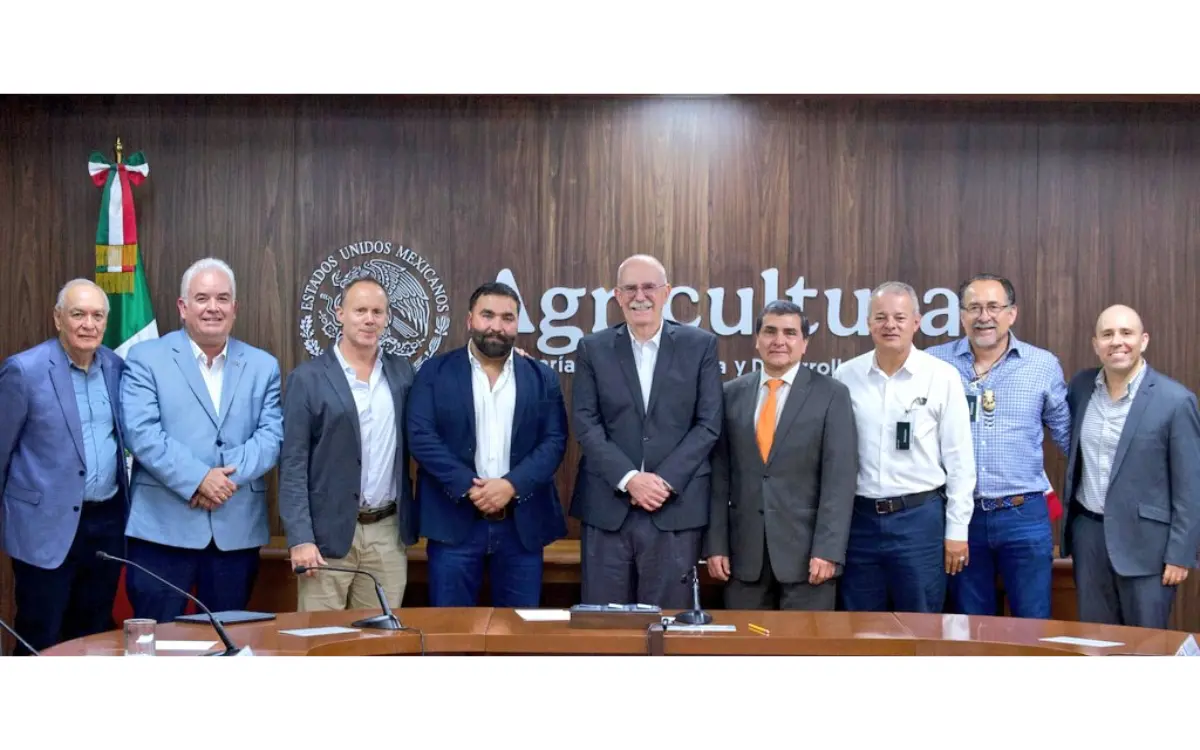 Reunión del gobierno de México con productores por arancel al jitomate