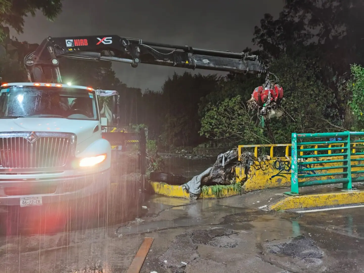 Camión con grúa retira basura de canal durante operativo Tlaloque en Tláhuac