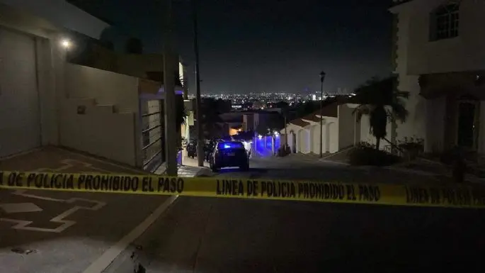 Calle acordonada por policía en operativo nocturno en Sinaloa