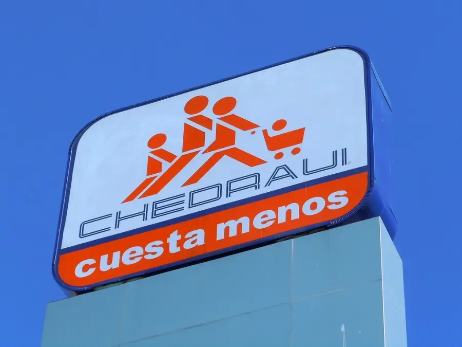 Logo de Chedraui sobre cielo azul