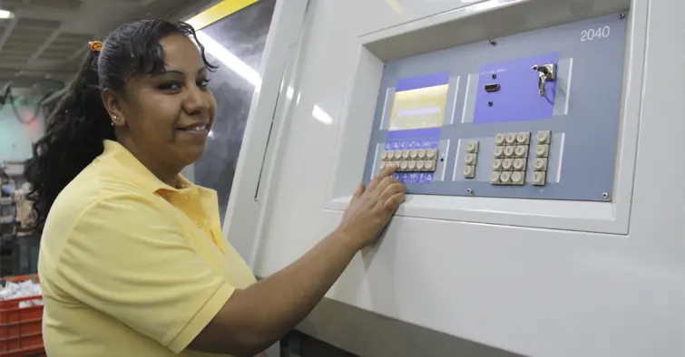 Mujer operando máquina en espacio laboral formal en México