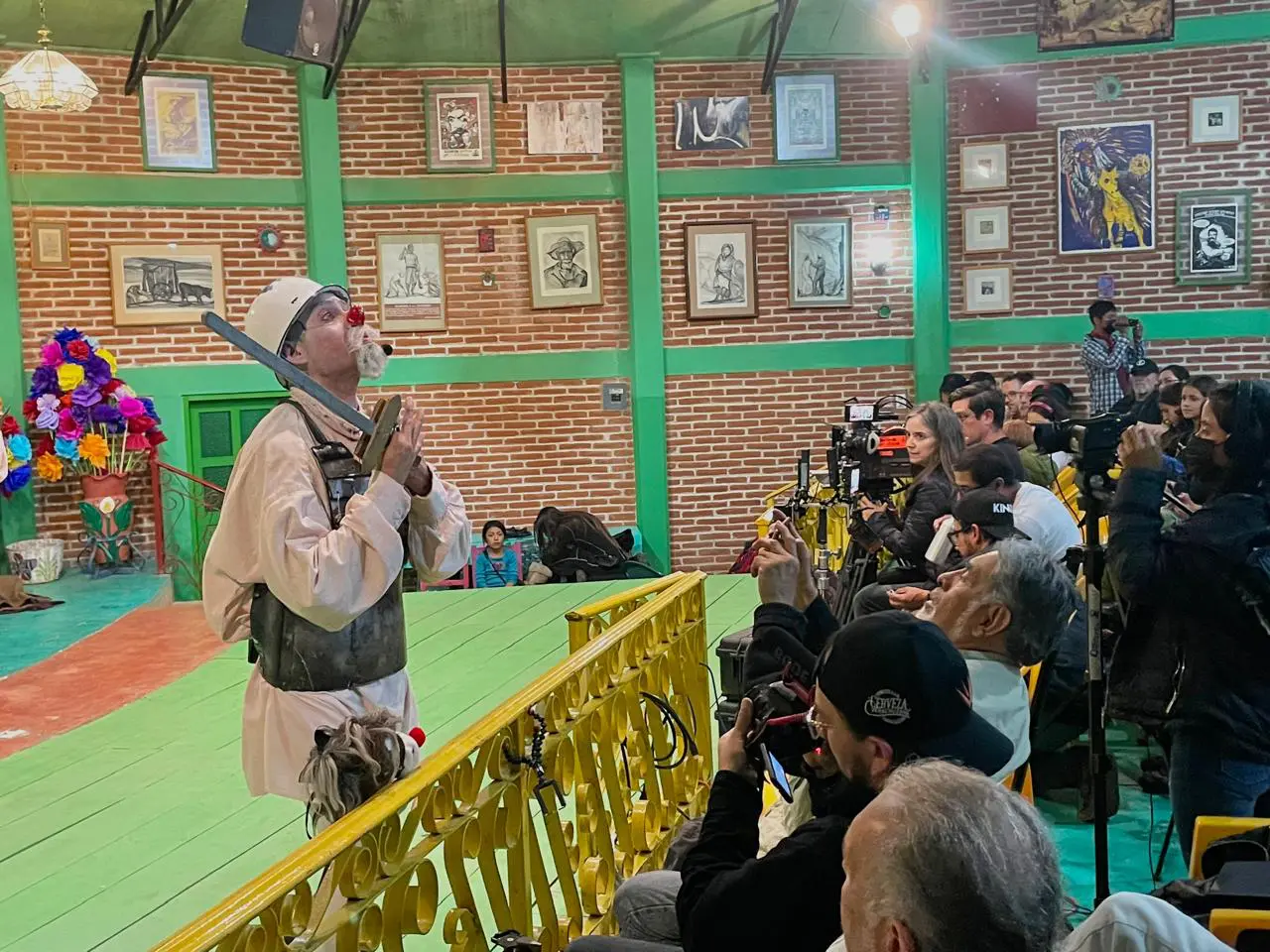 Participante del EZLN durante acto cultural en el Encuentro de Resistencias y Rebeldías