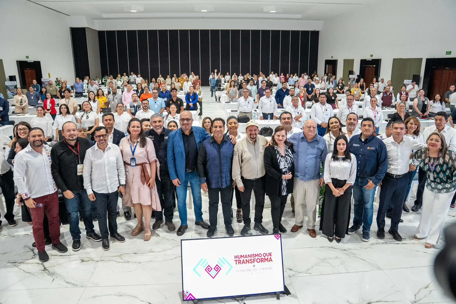 Eduardo Ramírez junto a funcionarios de salud en la Reunión Nacional de Paludismo 2025 en Chiapas