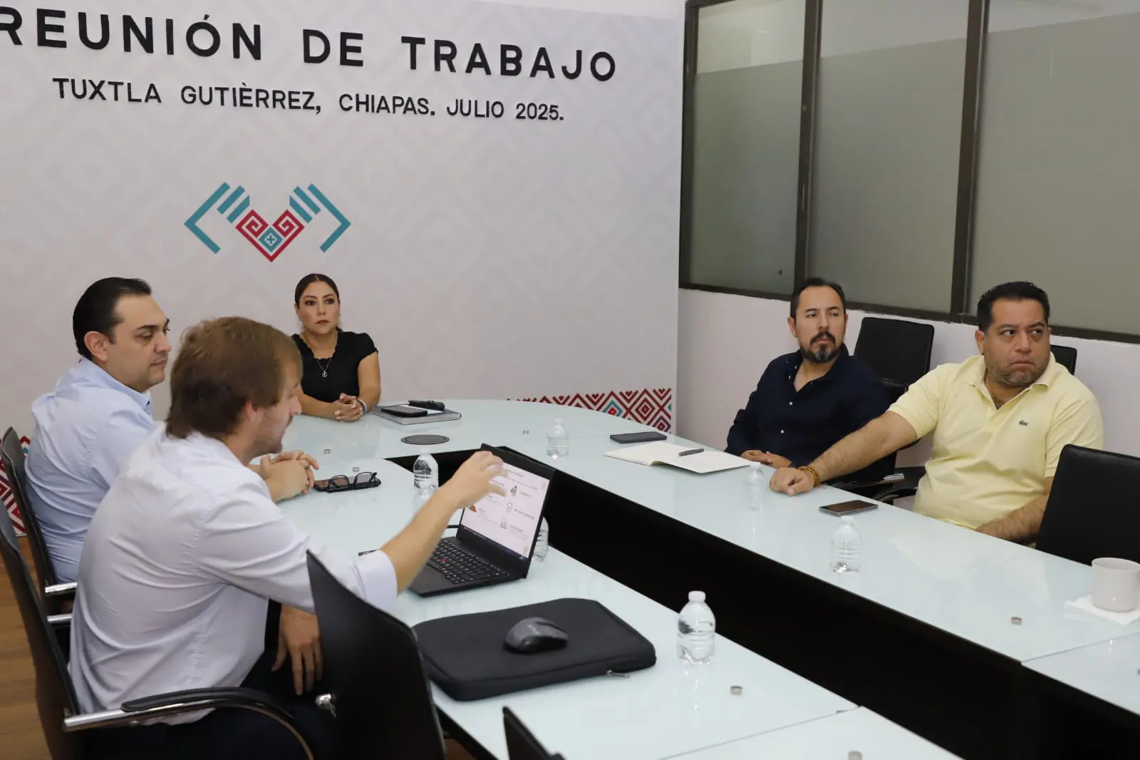Funcionarios presentan convenio para monitoreo digital de obras en Chiapas.
