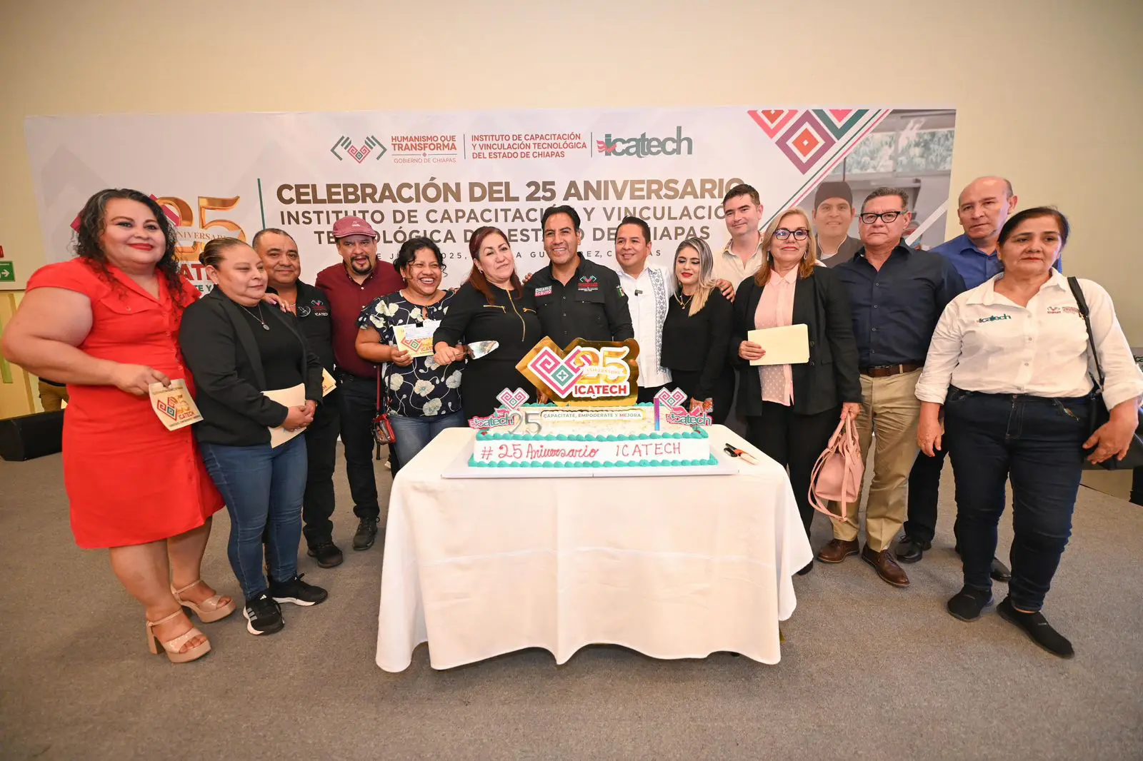 Eduardo Ramírez celebra 25 aniversario del Icatech junto a trabajadores en Chiapas.