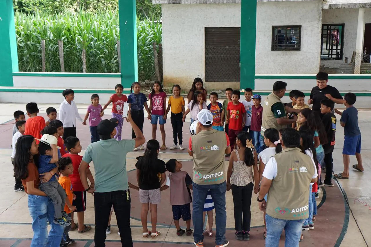 Fotografía de una dinámica grupal dirigida a niñas y niños durante la Caravana Balam del Conocimiento, impulsada por Aditech en Chiapas.