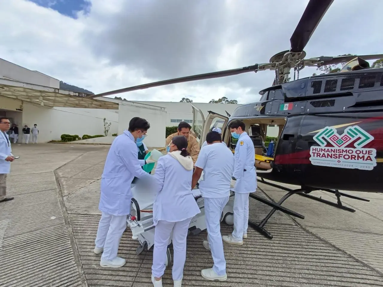Personal médico traslada a paciente desde helicóptero de Protección Civil en Chiapas
