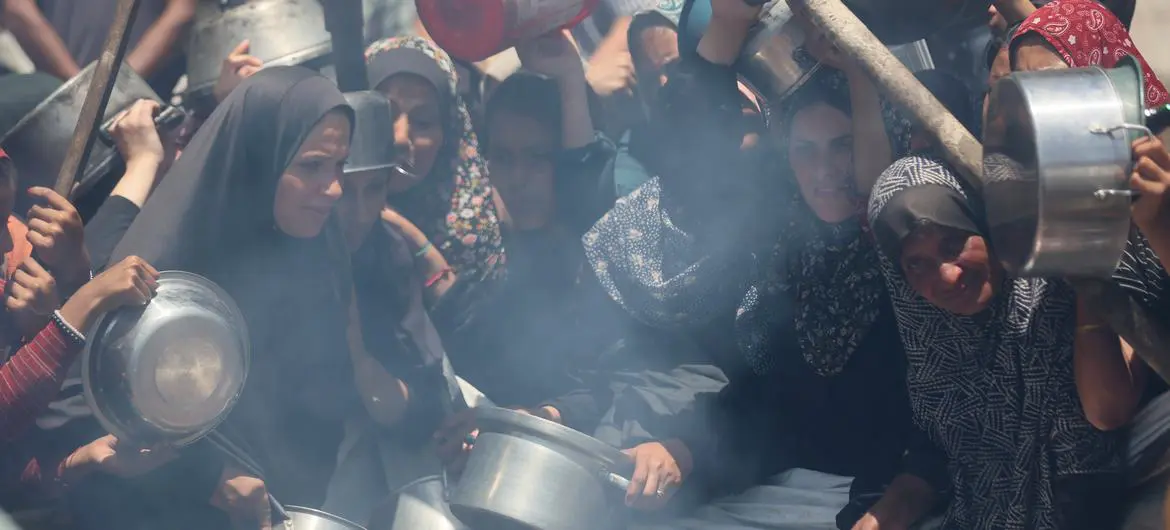 Personas en Gaza esperan ayuda alimentaria con ollas vacías