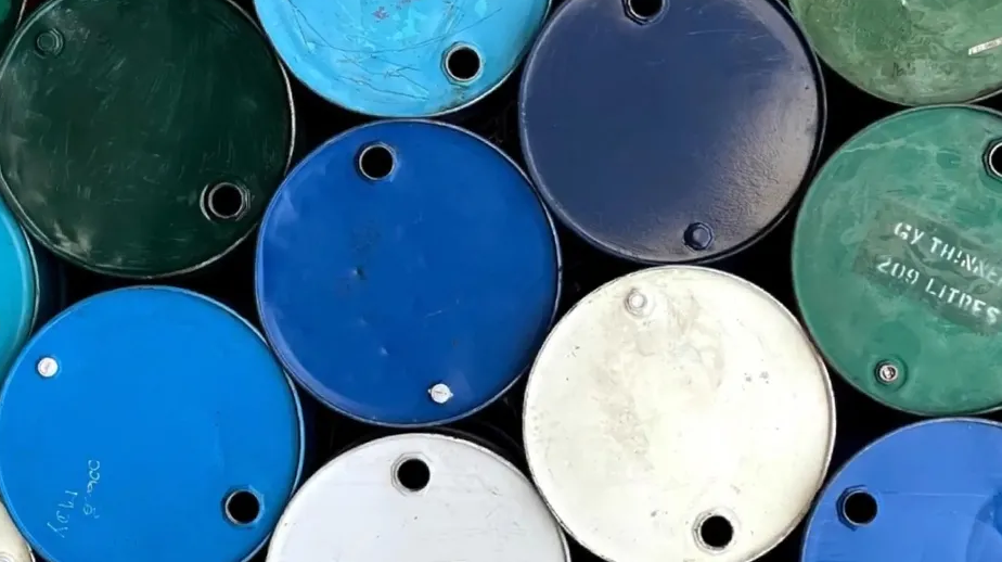 Tambores metálicos utilizados para el almacenamiento y transporte de crudo