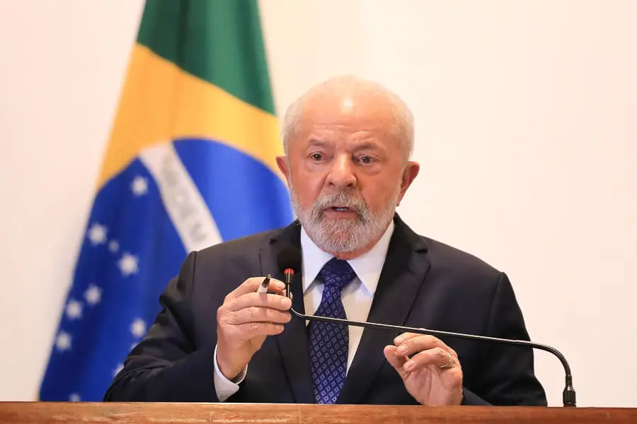 Presidente de Brasil, Luiz Inácio Lula da Silva, ofrece discurso con bandera brasileña al fondo