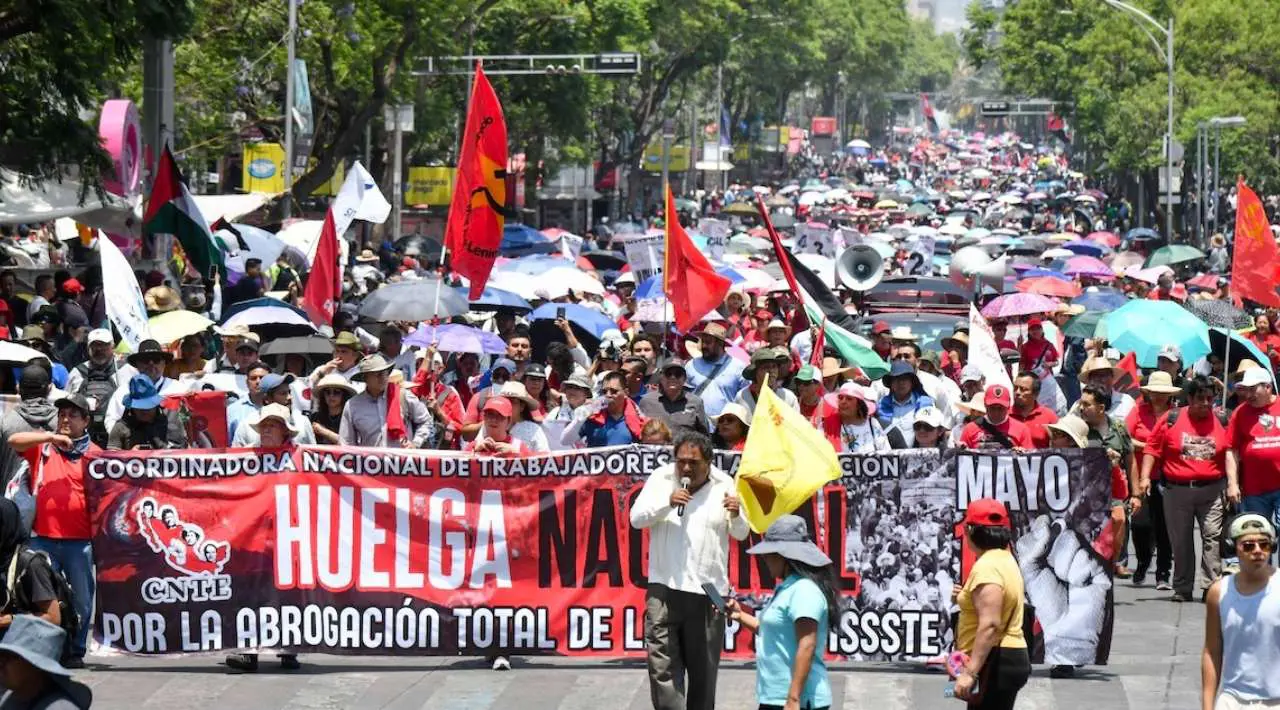 Maestros de la CNTE marchan con mantas y banderas durante una manifestación por la abrogación de la reforma educativa en la Ciudad de México.
