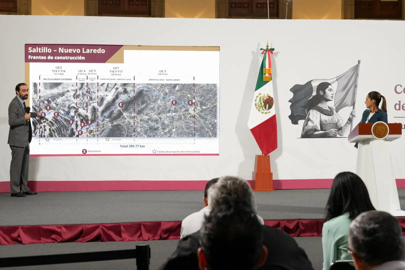 Tren de pasajeros en operación como parte del proyecto ferroviario del Gobierno de México