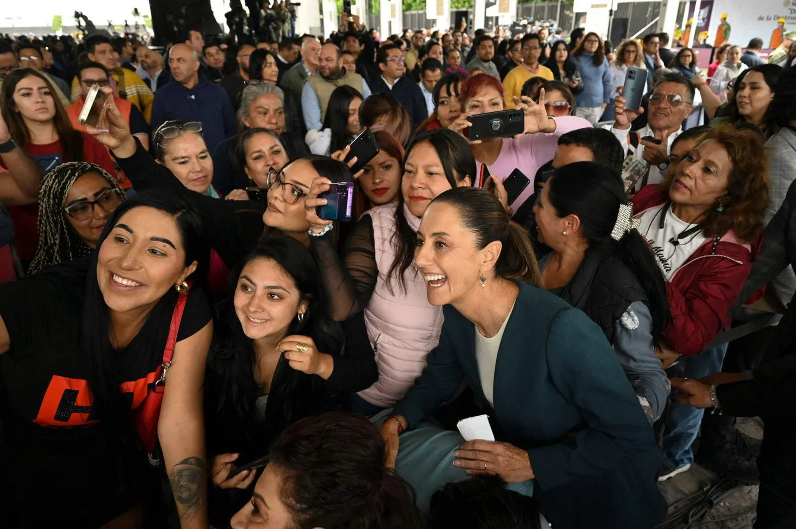 Sheinbaum y Brugada durante evento de destrucción de armas en la Ciudad de México