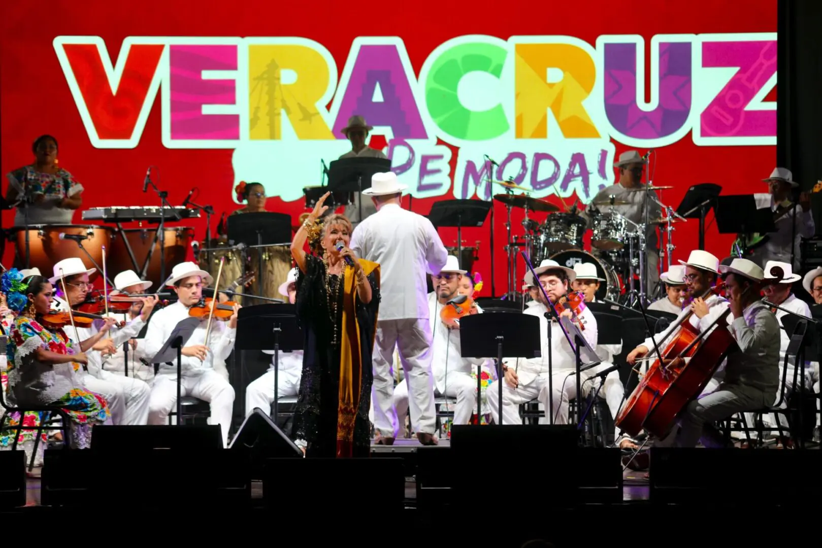 Orquesta Yukalpetén homenajea a Armando Manzanero en Tlacotalpan