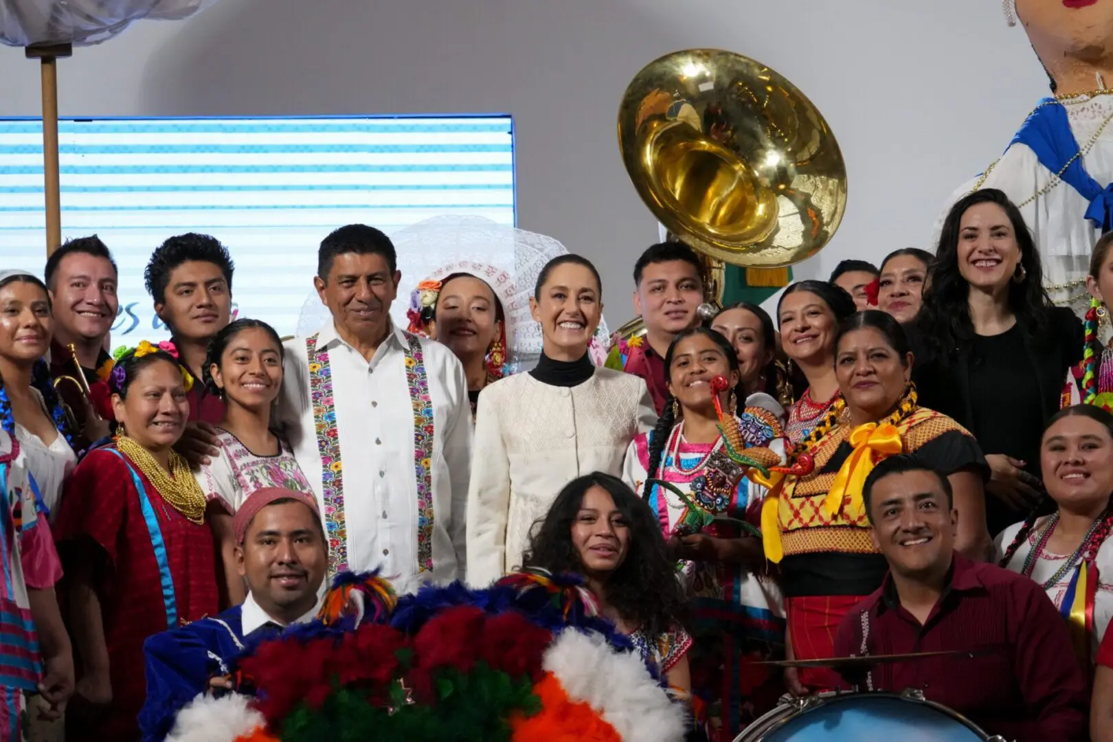 Presentación de la Guelaguetza 2025 con danzantes y música tradicional