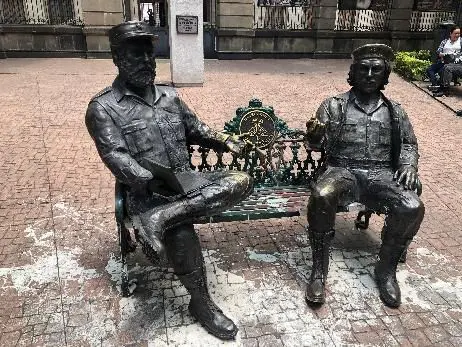Monumento Che y Fidel retirado en la colonia Tabacalera