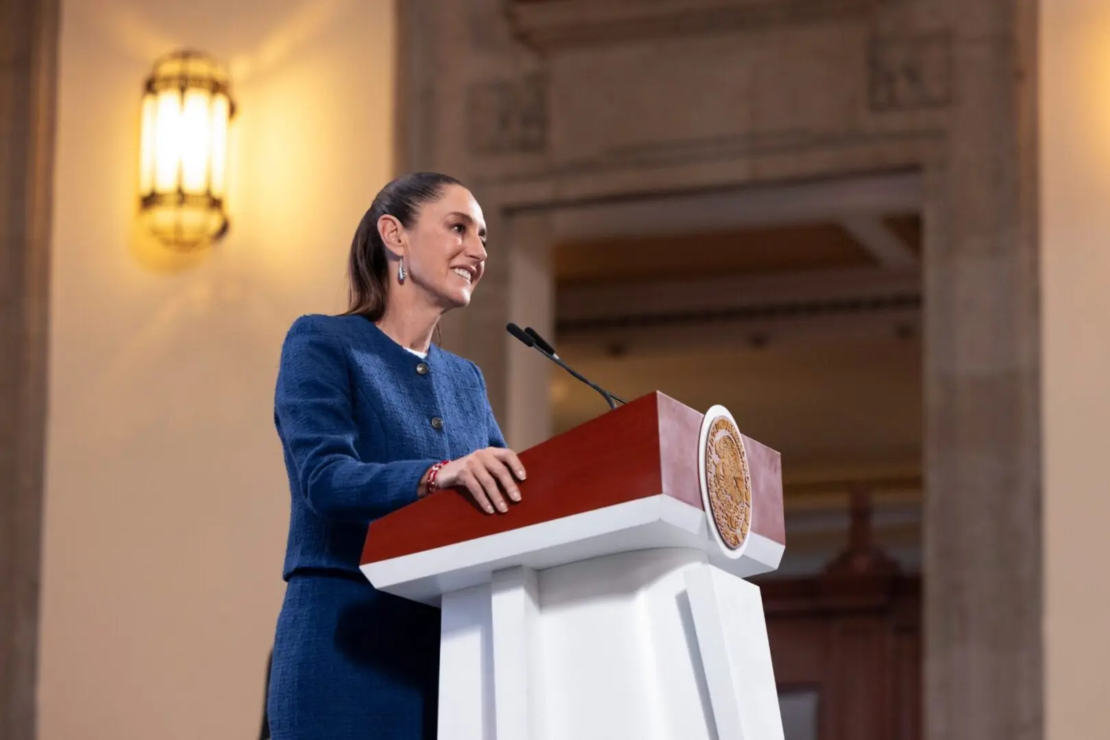 Claudia Sheinbaum condena quema de libros durante protesta en CDMX
