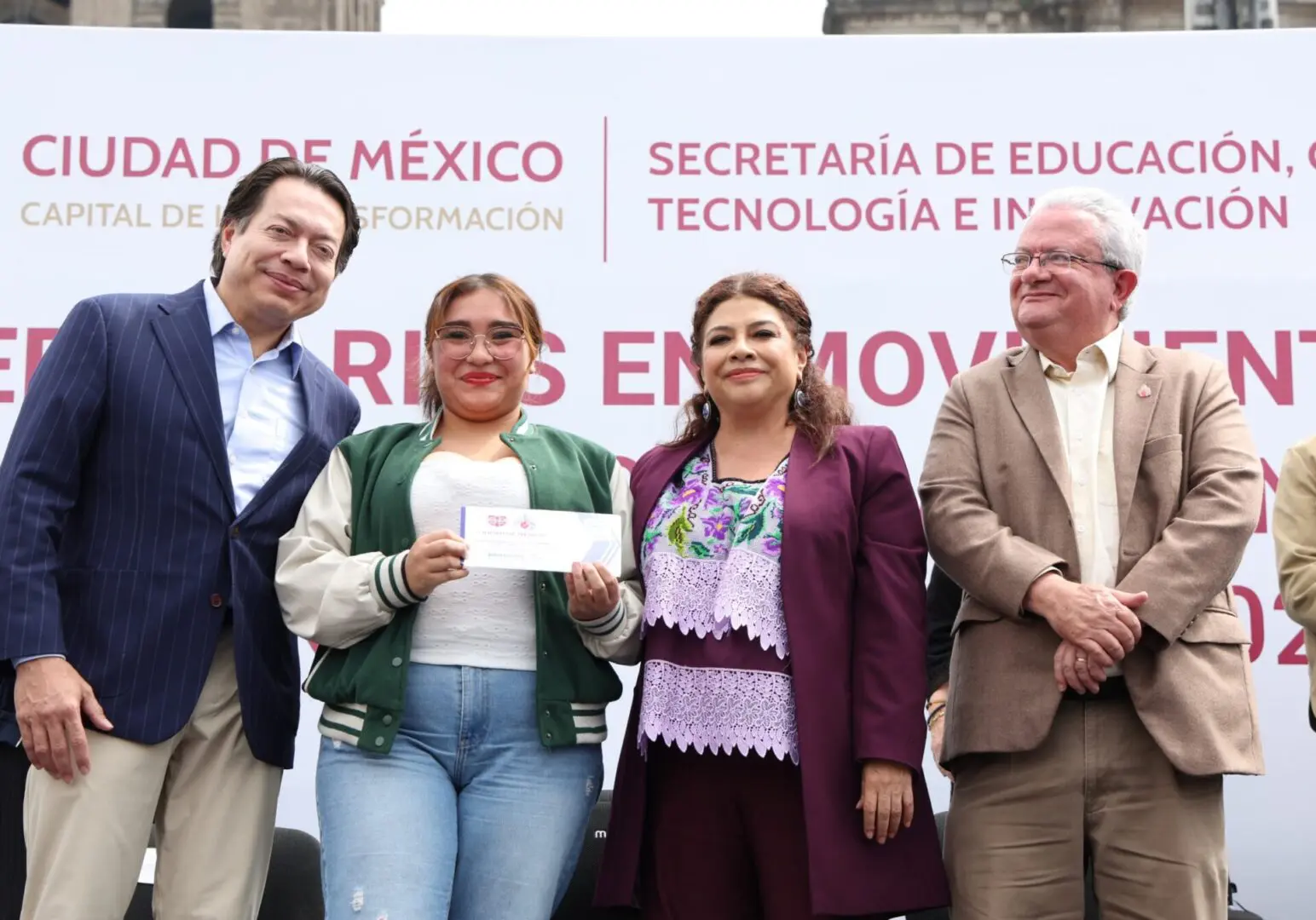 Clara Brugada entrega becas de transporte a universitarios en el Zócalo