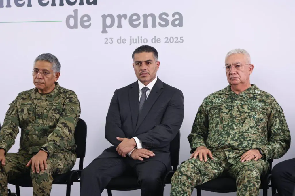 Omar García Harfuch y mandos militares durante conferencia sobre extorsión en Edomex