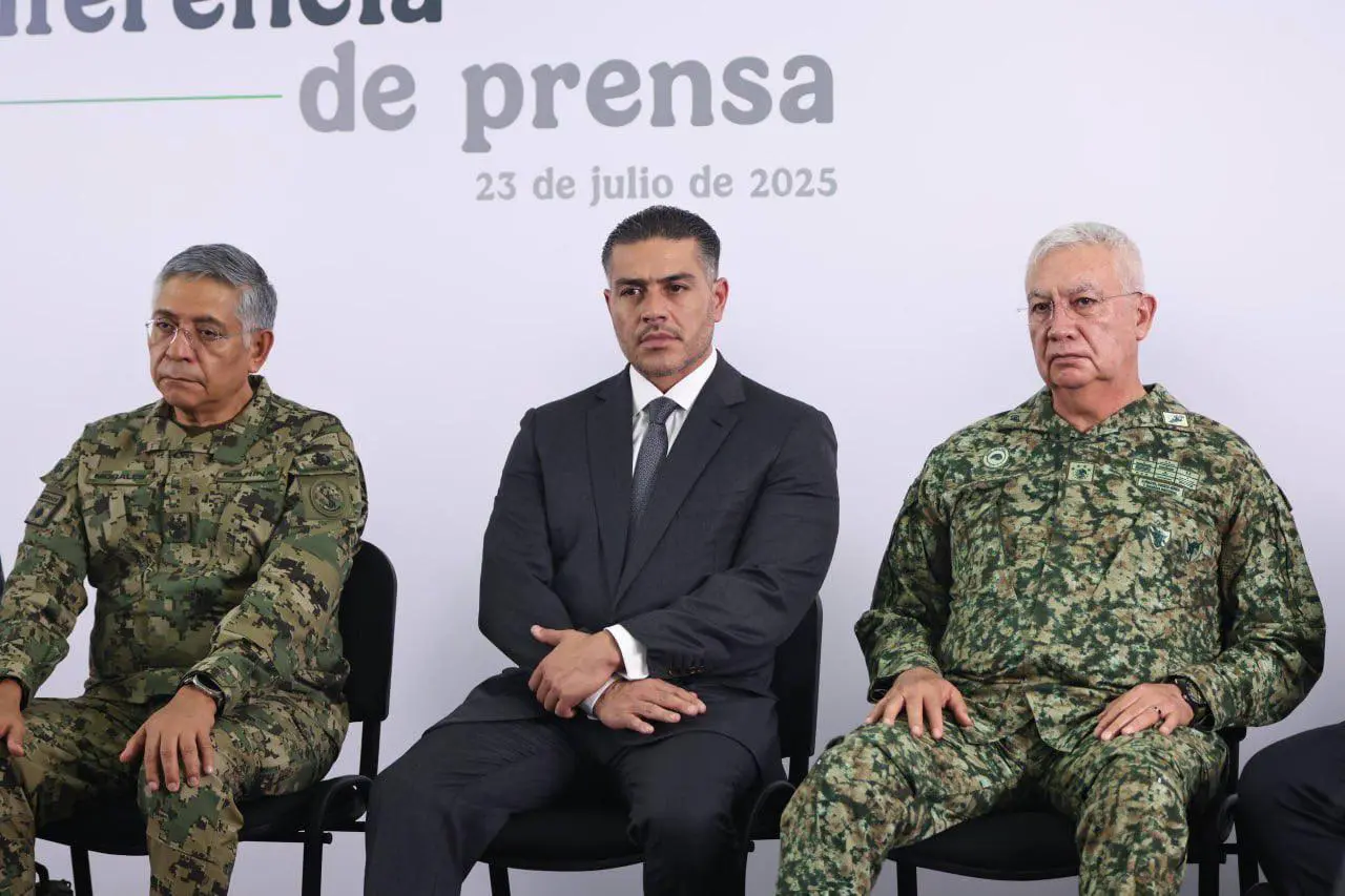 Omar García Harfuch y mandos militares durante conferencia sobre extorsión en Edomex