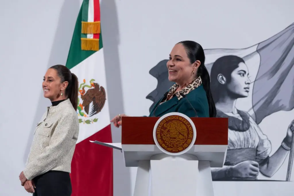 Mónica Fernández y Claudia Sheinbaum durante anuncio de subastas