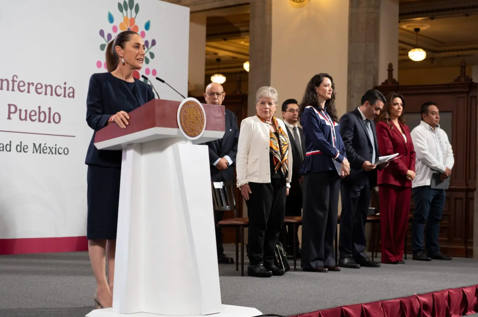 Claudia Sheinbaum en conferencia matutina junto a su gabinete en Palacio Nacional.
