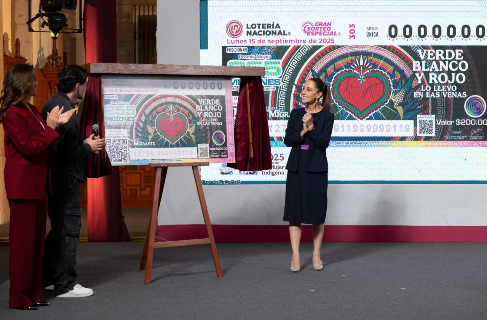 Claudia Sheinbaum presenta el billete del sorteo especial “México con M de Migrante” en Palacio Nacional.