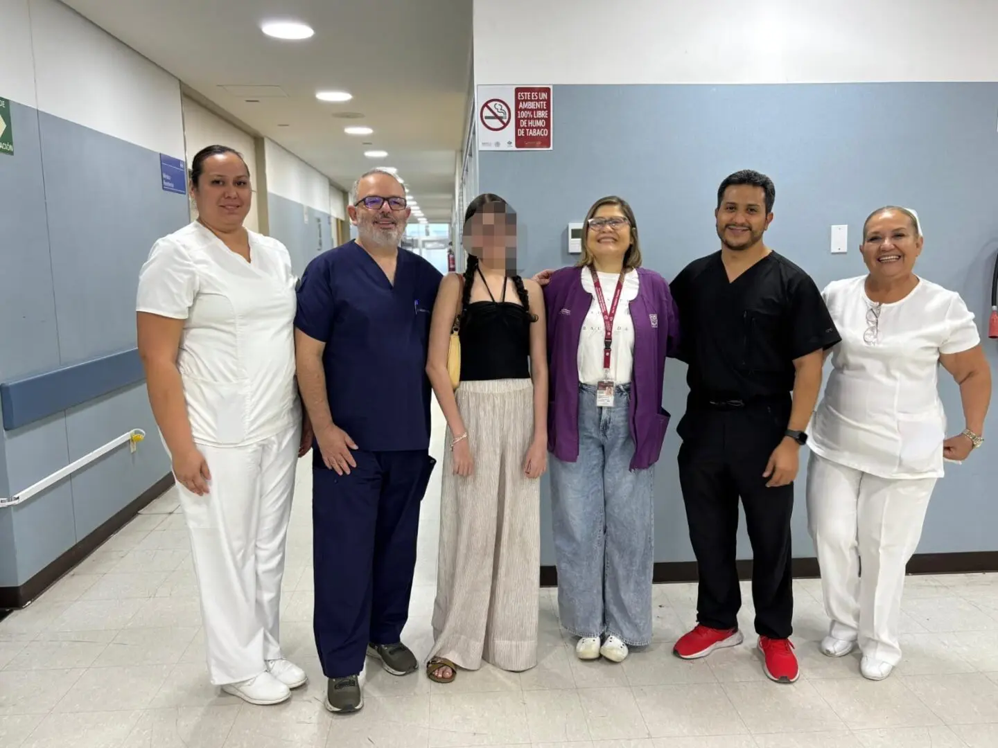 Equipo médico del ISSSTE La Paz junto a paciente recuperada de taquicardia severa.