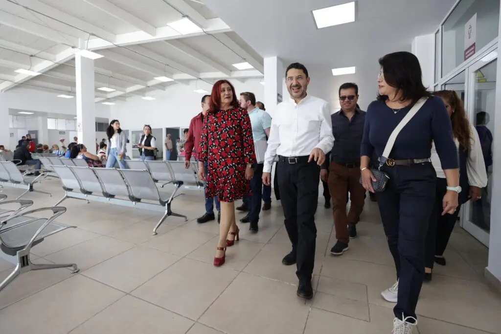 Martí Batres recorre la UMF del ISSSTE en Tecámac con autoridades locales.