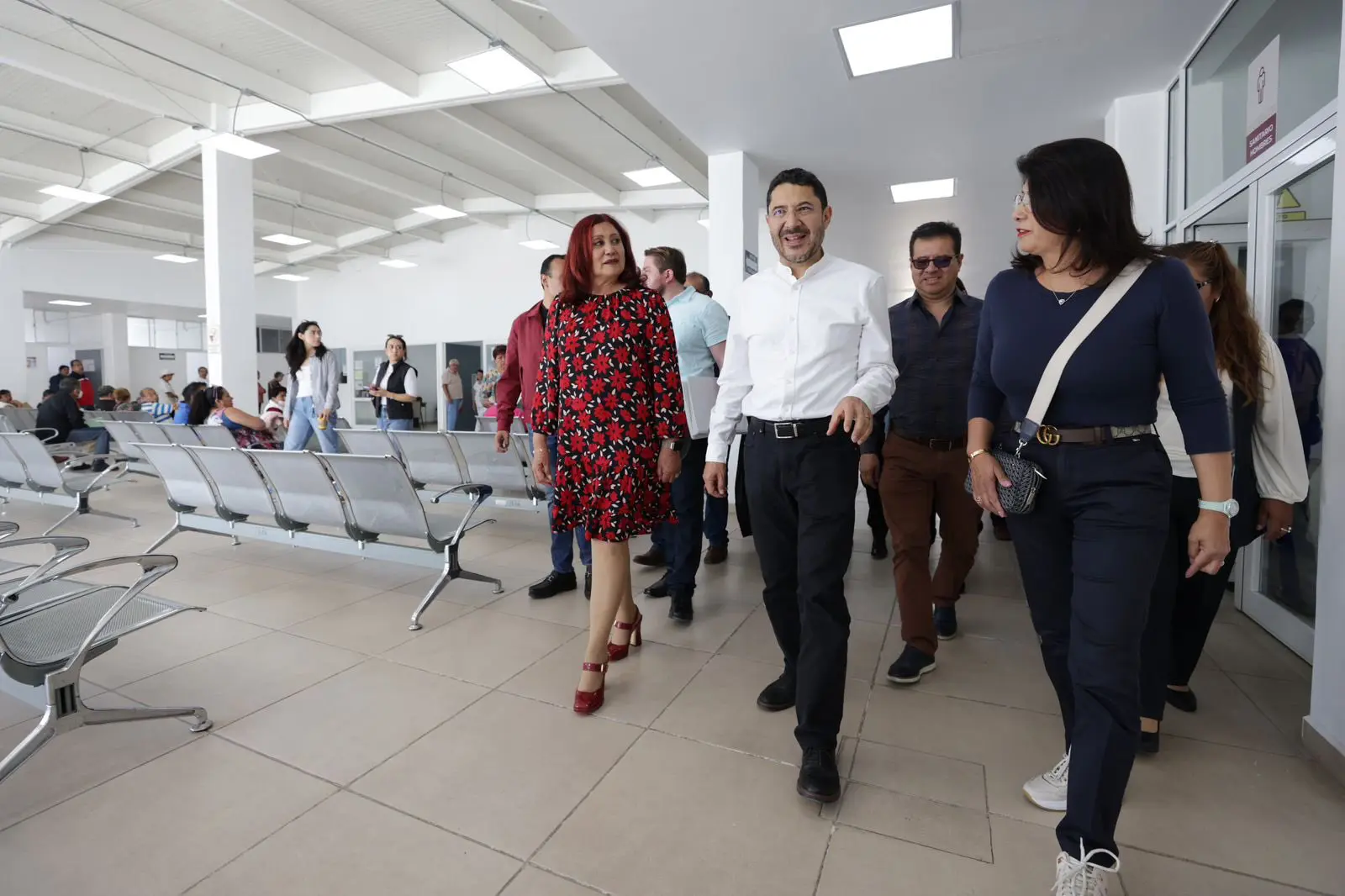 Martí Batres recorre la UMF del ISSSTE en Tecámac con autoridades locales.