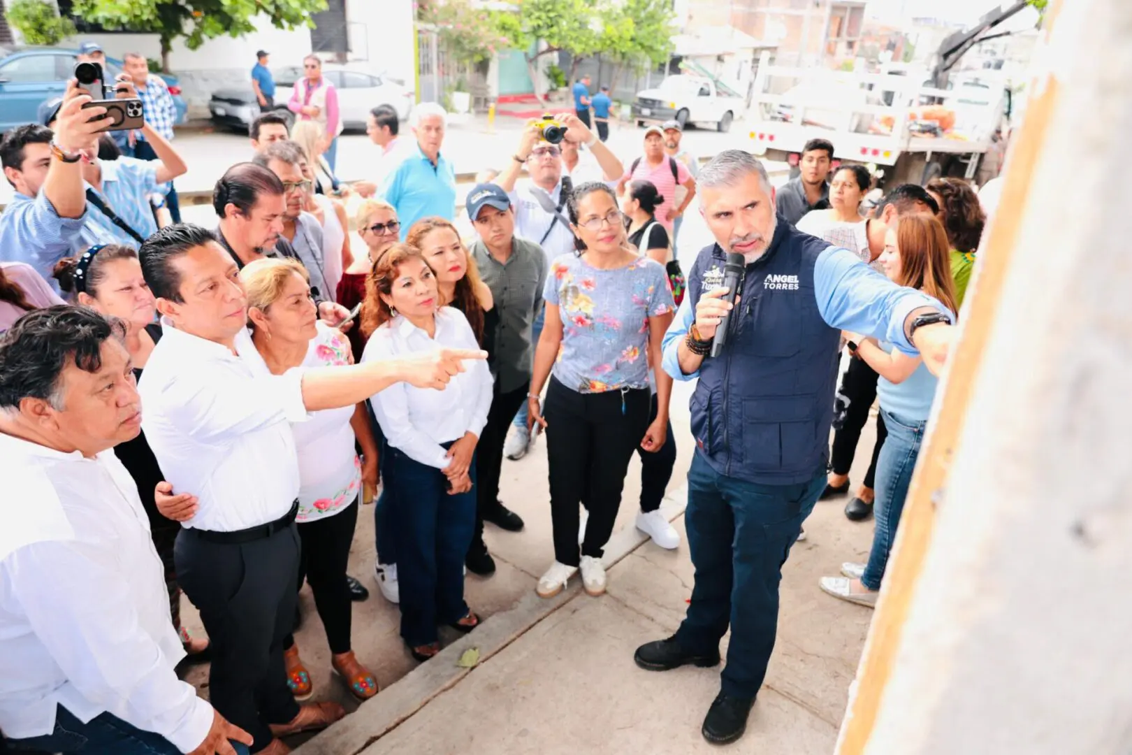 Angel Torres supervisa el programa de alumbrado público en La Misión, Tuxtla.