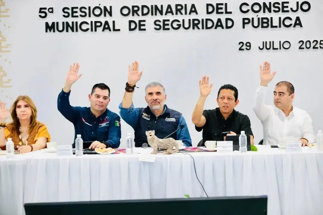 Tuxtla Gutiérrez, Chiapas.— Autoridades de los tres niveles de gobierno reafirmaron su compromiso con la seguridad en Tuxtla durante la Quinta Sesión del Consejo Municipal de Seguridad Pública, donde se presentaron estrategias de coordinación y se nombraron nuevos responsables en áreas clave. Durante la sesión, el presidente municipal Ángel Torres, el Fiscal General del Estado, Jorge Luis Llaven Abarca, y el secretario de Seguridad del Pueblo, Óscar Alberto Aparicio Avendaño, destacaron la importancia de trabajar en unidad para garantizar la paz y la tranquilidad de las familias tuxtlecas, siguiendo las directrices del gobernador Eduardo Ramírez Aguilar. Acompañados por representantes de las Fuerzas Armadas y funcionarios estatales, se abordaron acciones concretas de prevención del delito, así como mecanismos para fortalecer la participación ciudadana. Ambas líneas de acción forman parte del Plan del Consejo Municipal de Seguridad Pública, orientado a elevar los niveles de seguridad en Tuxtla. Entre los puntos centrales de la sesión, se presentó el Plan de Trabajo del Secretario Ejecutivo del Consejo, así como el Programa Municipal de Prevención Social de la Violencia y la Delincuencia, que busca atender las causas estructurales que propician actos delictivos. Además, se formalizó el nombramiento de nuevos integrantes del Consejo Municipal de Seguridad Pública. Tomaron protesta David Hernández Pérez como secretario de Seguridad Pública y Tránsito Municipal; Juan Manuel Hernández López como secretario ejecutivo del Consejo; y José Haroldo Montejo Montoya como coordinador de Prevención del Delito. La coordinación interinstitucional y el compromiso de las autoridades fueron ejes del encuentro, en el que se reiteró que solo con un trabajo conjunto será posible consolidar una verdadera estrategia de seguridad en Tuxtla que dé resultados sostenibles a mediano y largo plazo.