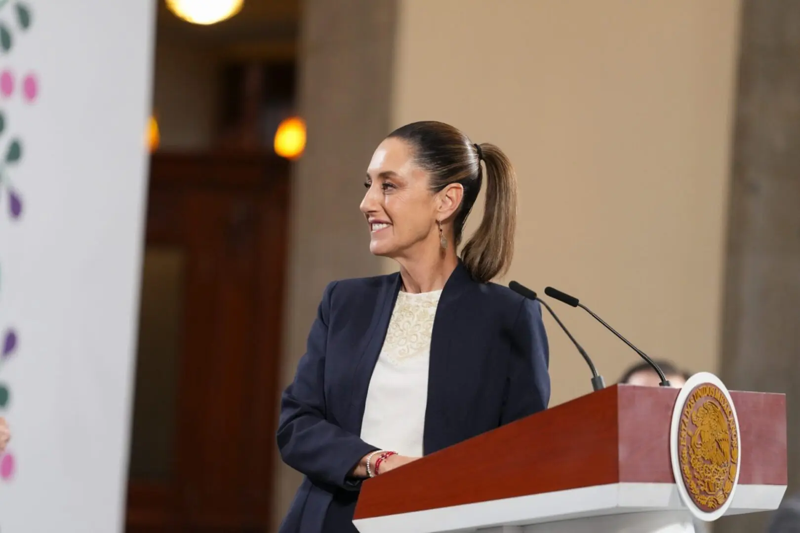 Claudia Sheinbaum sonríe durante su conferencia matutina en Palacio Nacional