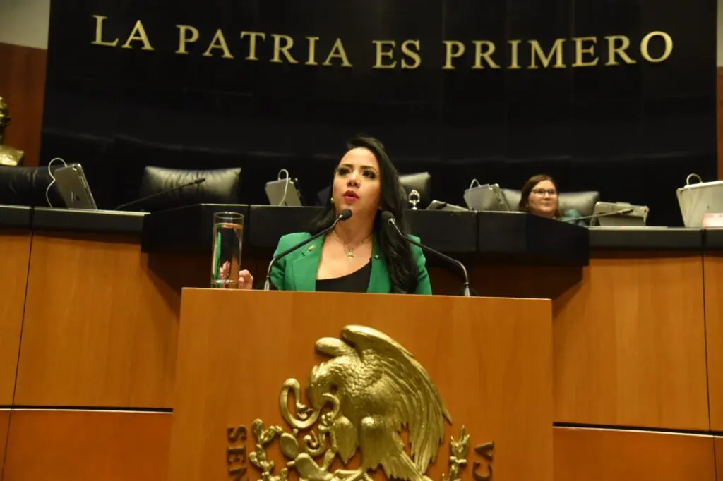 Senadora Juanita Guerra durante recorrido en Cuautla