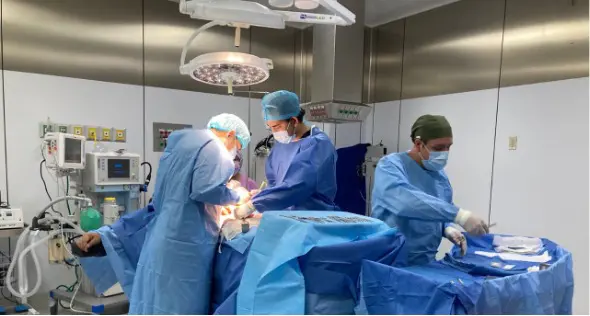 Martí Batres en inauguración de quirófano en la Clínica de Medicina Familiar de Córdoba.