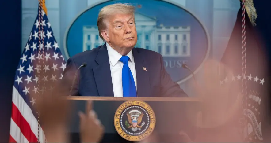 Trump es vinculado a archivos de Epstein, Casa Blanca niega acusaciones