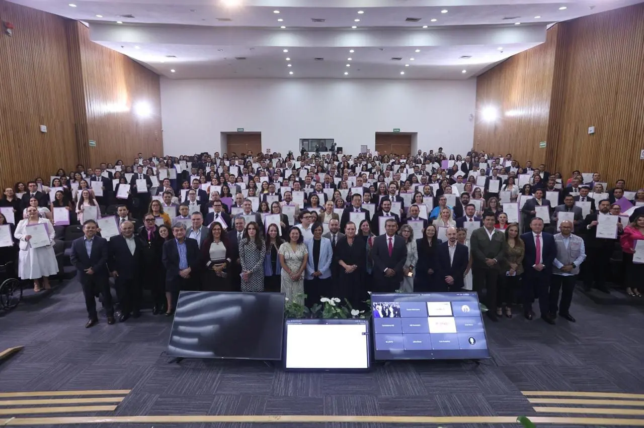 Large group photo in an auditorium setting.