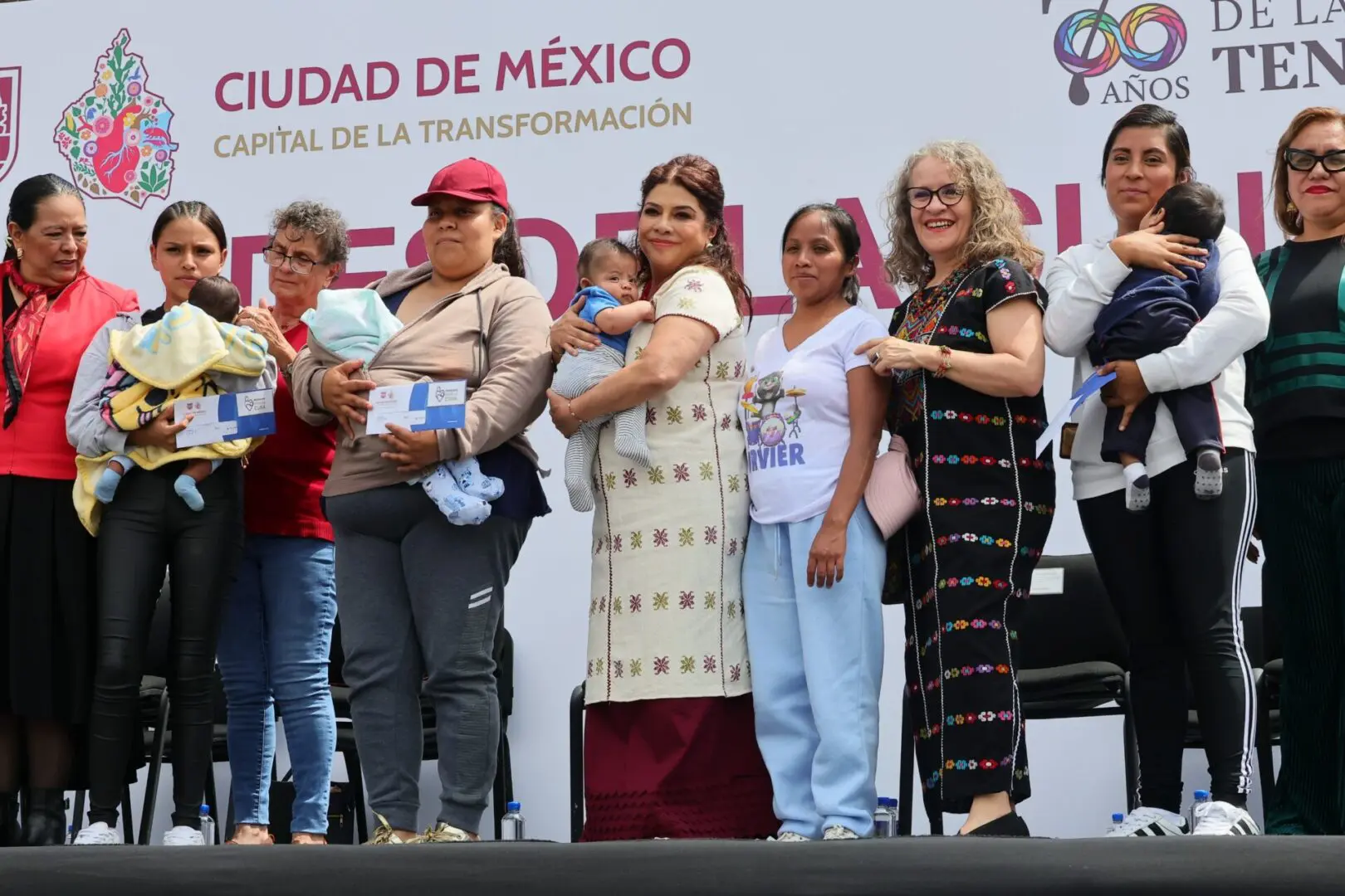 Clara Brugada entrega apoyos económicos a madres y bebés como parte del programa Desde la Cuna en el Zócalo de la Ciudad de México.