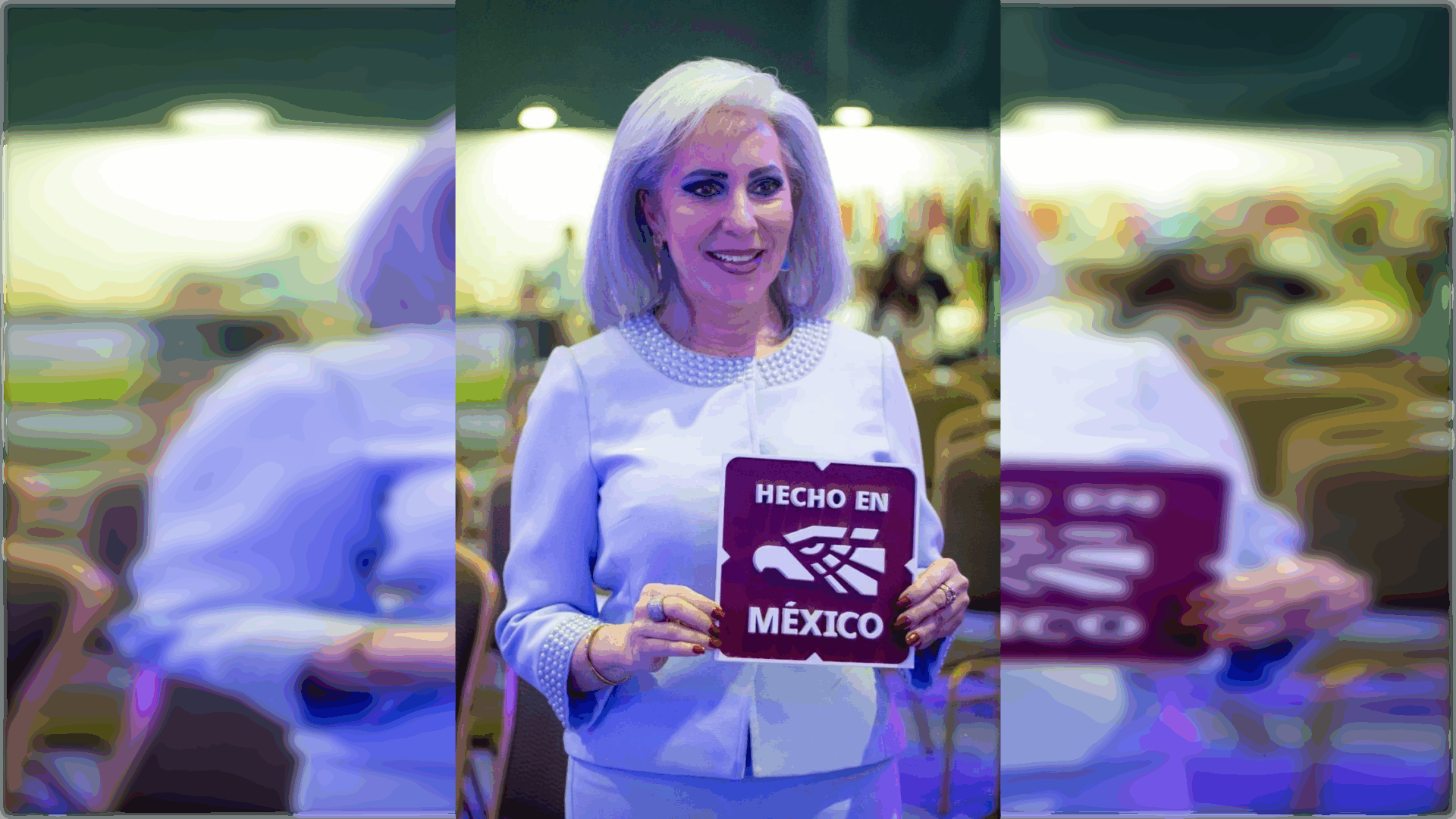 Smiling woman holding "Hecho en México" sign