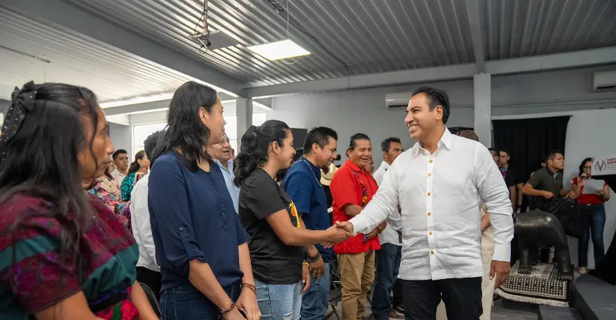 Eduardo Ramírez premia a artesanos del ámbar chiapaneco