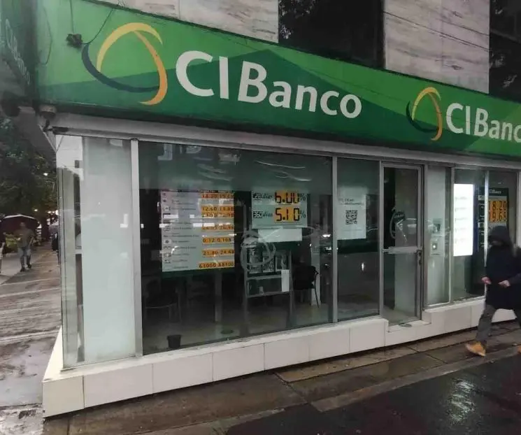 CI Banco branch exterior on rainy day.