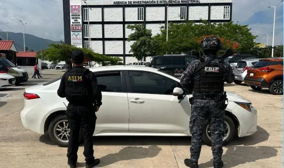 Elementos de seguridad resguardan vehículo asegurado en Chiapas