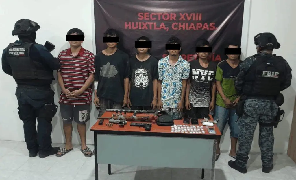 Integrantes de la presunta banda Los Chiquis detenidos en Huixtla.