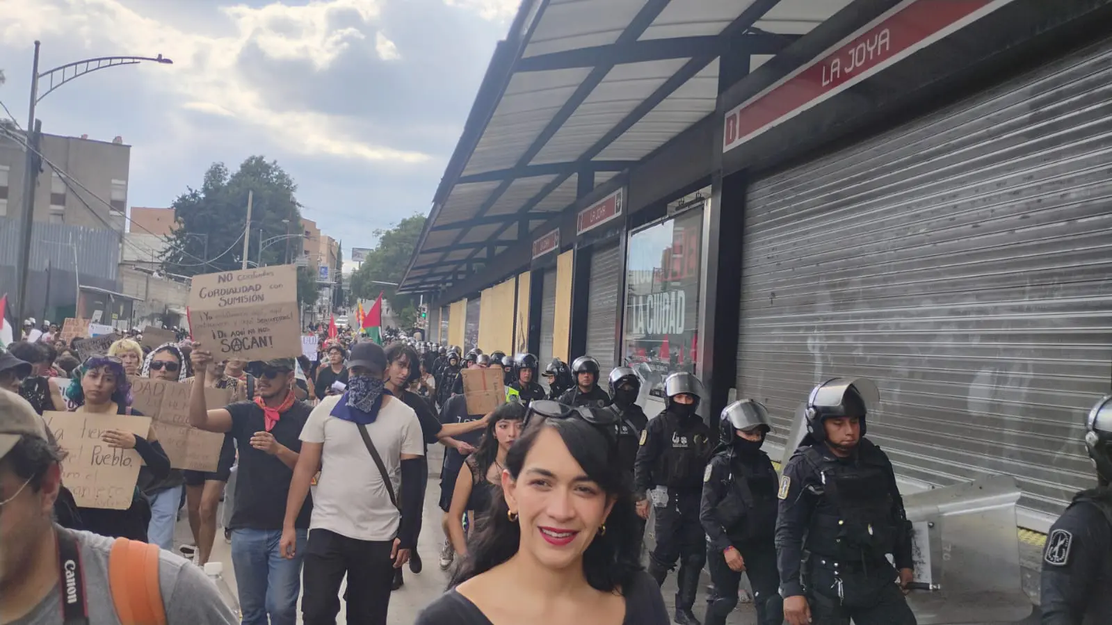 Encapuchados vandalizan el MUAC tras marcha contra gentrificación