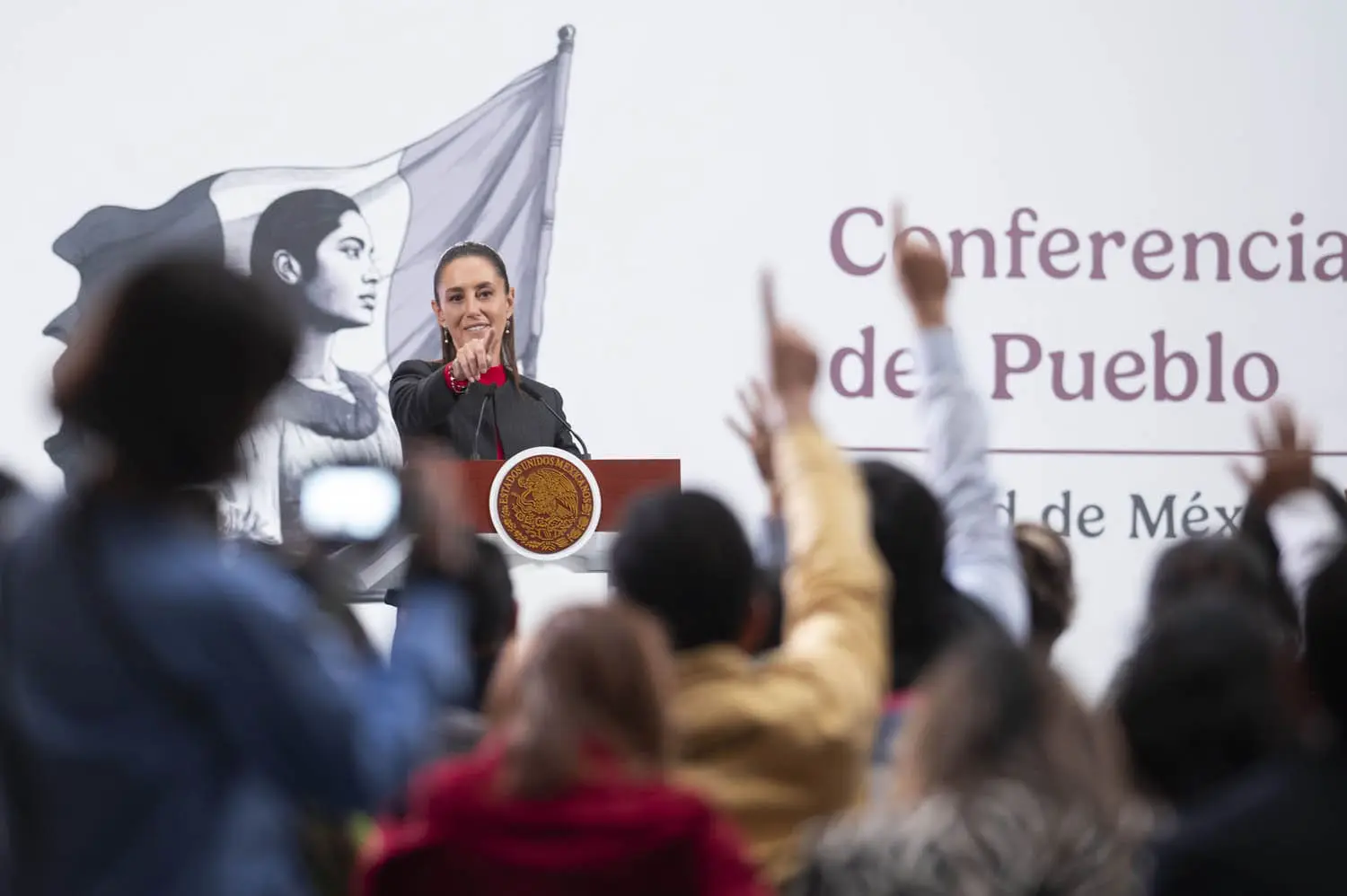 Claudia Sheinbaum exige justicia fiscal y condena violencia verbal contra mujeres